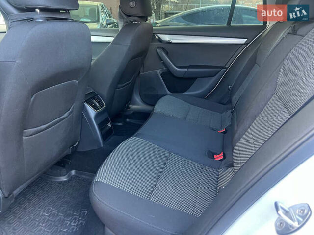 Білий Шкода Октавія, об'ємом двигуна 1.6 л та пробігом 182 тис. км за 10500 $, фото 19 на Automoto.ua
