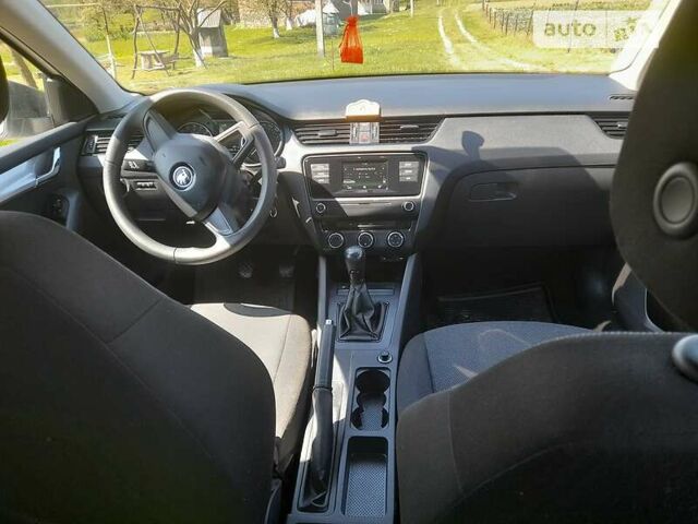 Білий Шкода Октавія, об'ємом двигуна 1.6 л та пробігом 351 тис. км за 9300 $, фото 5 на Automoto.ua