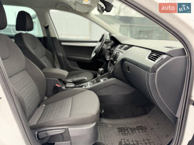 Белый Шкода Октавия, объемом двигателя 1.6 л и пробегом 253 тыс. км за 12700 $, фото 71 на Automoto.ua