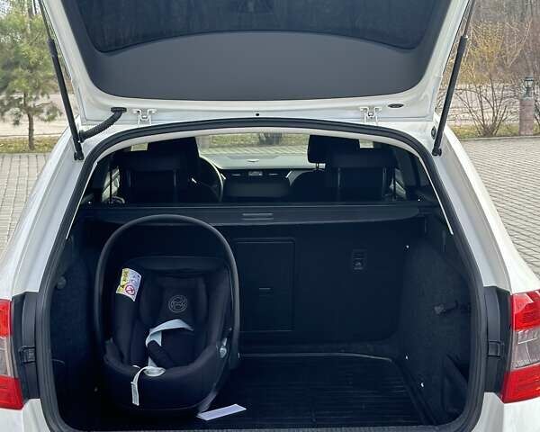 Белый Шкода Октавия, объемом двигателя 2 л и пробегом 240 тыс. км за 12000 $, фото 4 на Automoto.ua