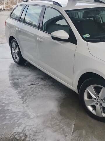 Белый Шкода Октавия, объемом двигателя 1.6 л и пробегом 310 тыс. км за 12000 $, фото 1 на Automoto.ua