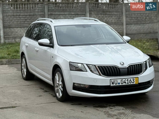Белый Шкода Октавия, объемом двигателя 1.6 л и пробегом 218 тыс. км за 12950 $, фото 2 на Automoto.ua