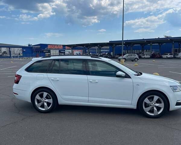 Белый Шкода Октавия, объемом двигателя 2 л и пробегом 220 тыс. км за 16200 $, фото 4 на Automoto.ua