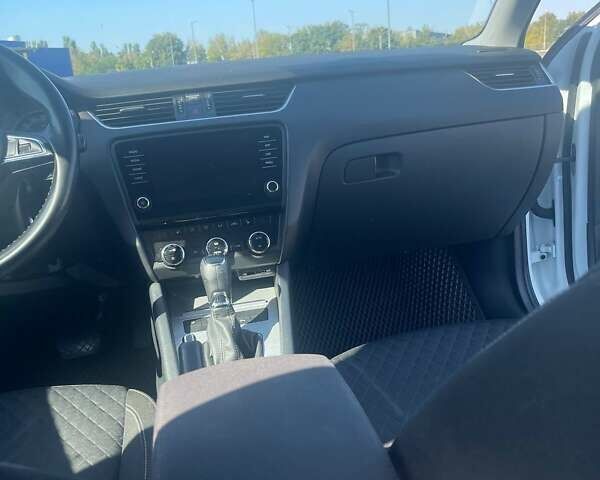 Белый Шкода Октавия, объемом двигателя 2 л и пробегом 220 тыс. км за 16200 $, фото 59 на Automoto.ua