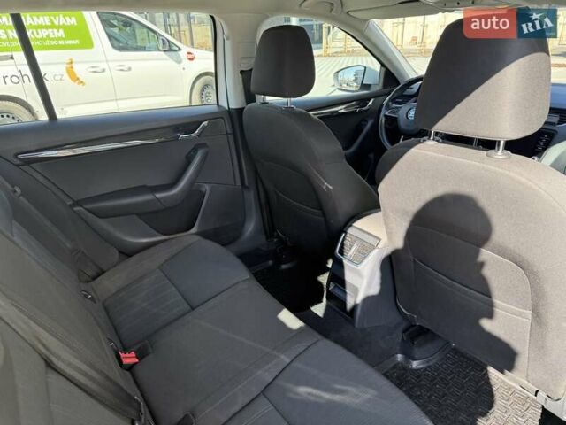 Белый Шкода Октавия, объемом двигателя 2 л и пробегом 220 тыс. км за 15999 $, фото 91 на Automoto.ua