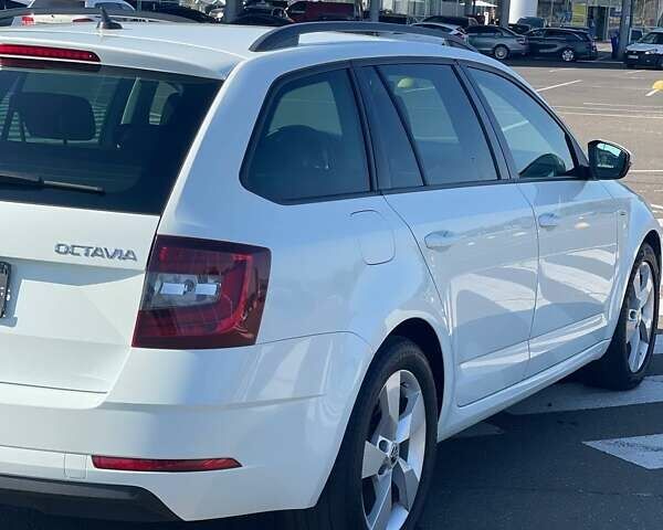 Белый Шкода Октавия, объемом двигателя 2 л и пробегом 220 тыс. км за 16200 $, фото 138 на Automoto.ua