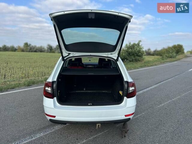 Белый Шкода Октавия, объемом двигателя 1.6 л и пробегом 210 тыс. км за 13400 $, фото 9 на Automoto.ua