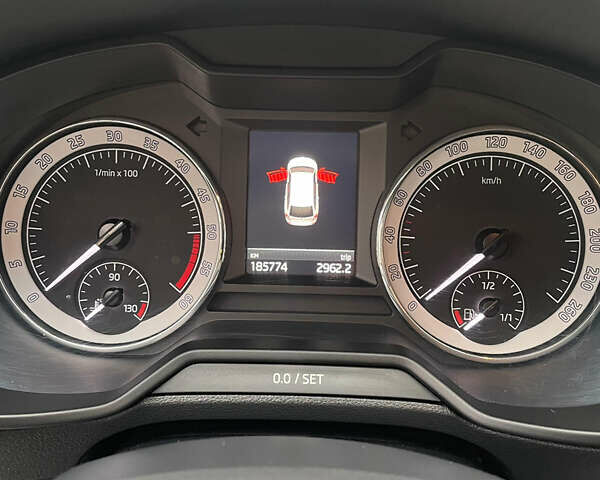 Белый Шкода Октавия, объемом двигателя 1.6 л и пробегом 200 тыс. км за 13700 $, фото 2 на Automoto.ua