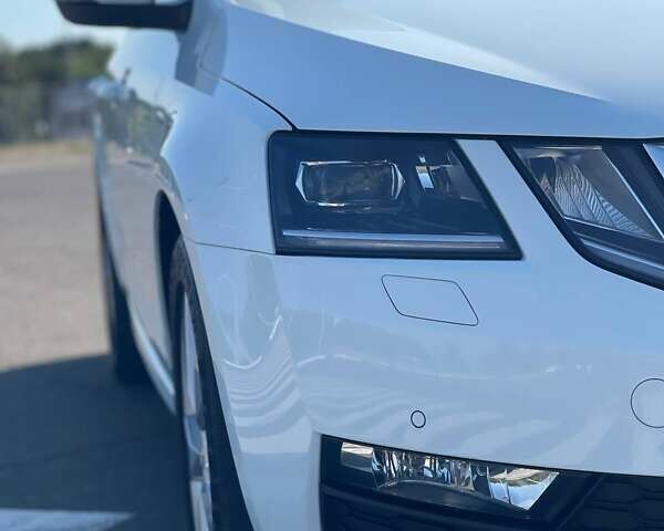 Белый Шкода Октавия, объемом двигателя 2 л и пробегом 220 тыс. км за 16200 $, фото 120 на Automoto.ua