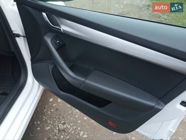 Білий Шкода Октавія, об'ємом двигуна 1.6 л та пробігом 247 тис. км за 10900 $, фото 8 на Automoto.ua