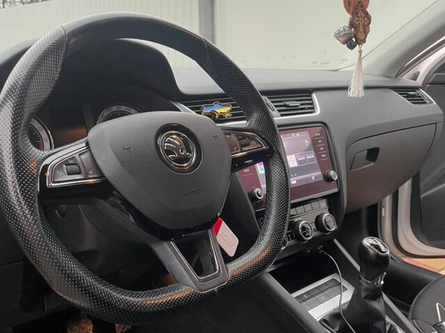 Белый Шкода Октавия, объемом двигателя 1.6 л и пробегом 200 тыс. км за 13700 $, фото 4 на Automoto.ua