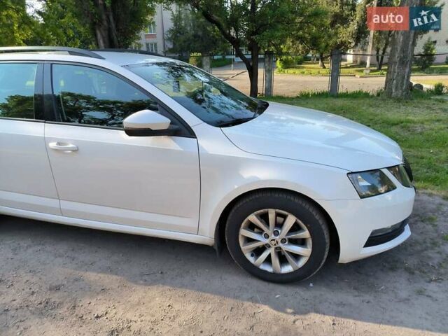 Белый Шкода Октавия, объемом двигателя 1.6 л и пробегом 242 тыс. км за 15000 $, фото 18 на Automoto.ua