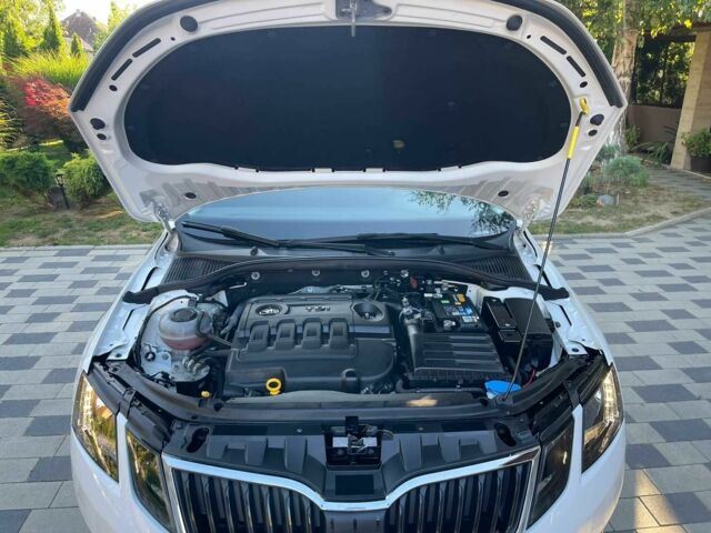 Белый Шкода Октавия, объемом двигателя 1.6 л и пробегом 208 тыс. км за 11699 $, фото 1 на Automoto.ua