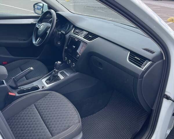 Белый Шкода Октавия, объемом двигателя 2 л и пробегом 220 тыс. км за 16200 $, фото 18 на Automoto.ua