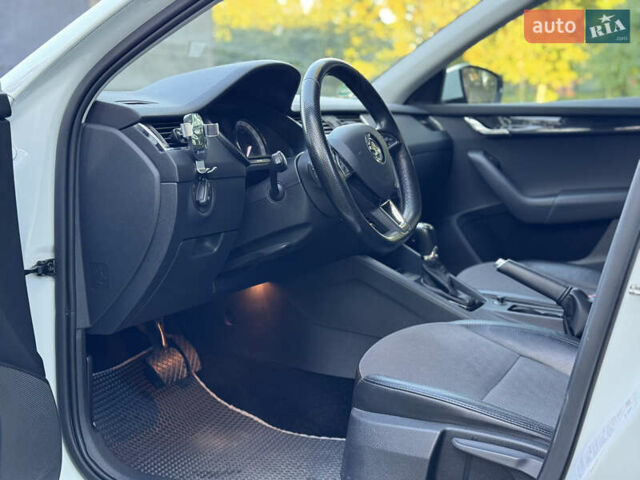 Белый Шкода Октавия, объемом двигателя 2 л и пробегом 223 тыс. км за 14800 $, фото 11 на Automoto.ua