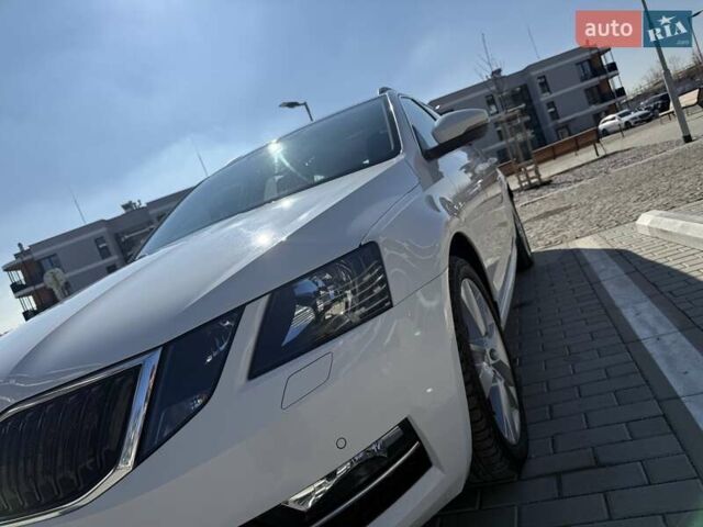 Белый Шкода Октавия, объемом двигателя 2 л и пробегом 220 тыс. км за 15999 $, фото 141 на Automoto.ua