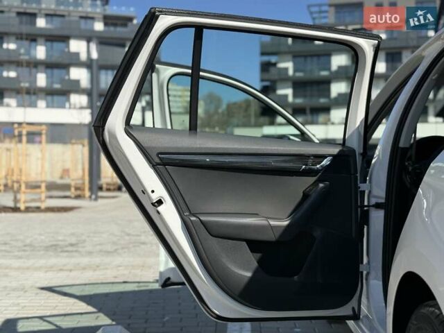Белый Шкода Октавия, объемом двигателя 2 л и пробегом 220 тыс. км за 15999 $, фото 110 на Automoto.ua