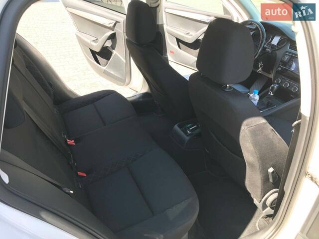 Білий Шкода Октавія, об'ємом двигуна 1.6 л та пробігом 284 тис. км за 13000 $, фото 23 на Automoto.ua