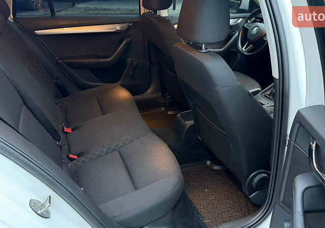 Белый Шкода Октавия, объемом двигателя 1.6 л и пробегом 290 тыс. км за 10999 $, фото 14 на Automoto.ua