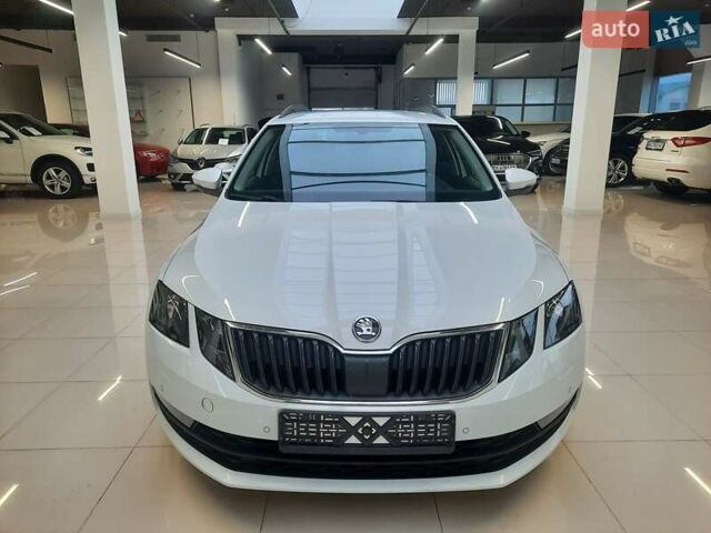 Белый Шкода Октавия, объемом двигателя 1.6 л и пробегом 214 тыс. км за 12900 $, фото 7 на Automoto.ua