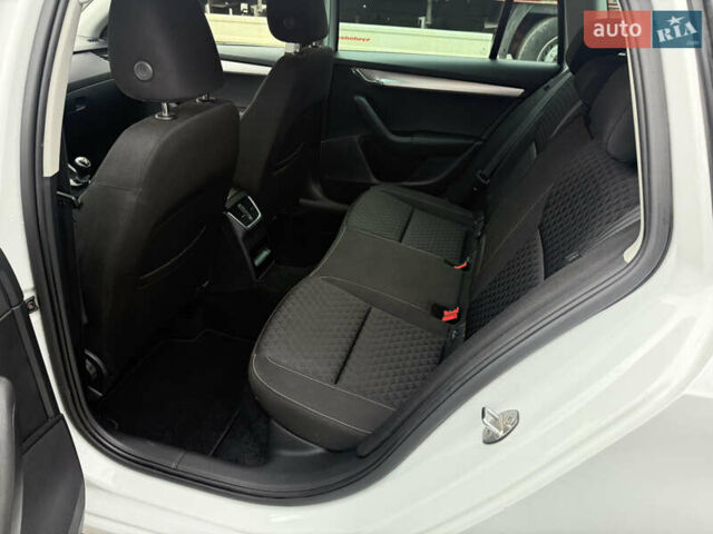 Белый Шкода Октавия, объемом двигателя 1.6 л и пробегом 218 тыс. км за 12950 $, фото 22 на Automoto.ua