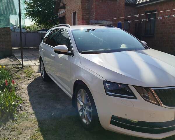 Білий Шкода Октавія, об'ємом двигуна 1.6 л та пробігом 304 тис. км за 11500 $, фото 1 на Automoto.ua