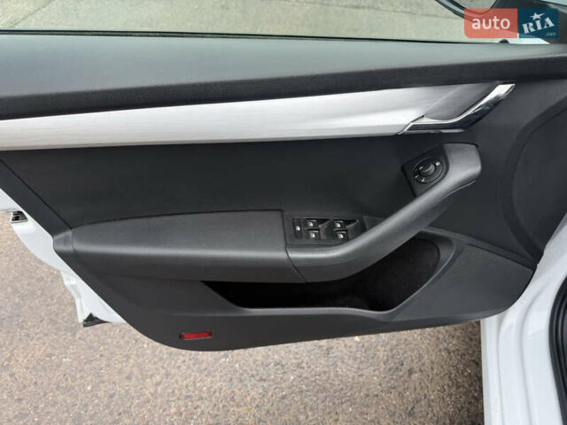 Белый Шкода Октавия, объемом двигателя 1.6 л и пробегом 218 тыс. км за 12950 $, фото 18 на Automoto.ua