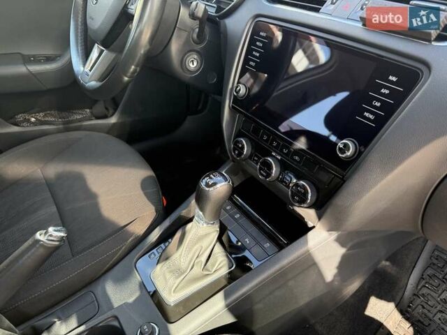 Белый Шкода Октавия, объемом двигателя 2 л и пробегом 220 тыс. км за 15999 $, фото 92 на Automoto.ua