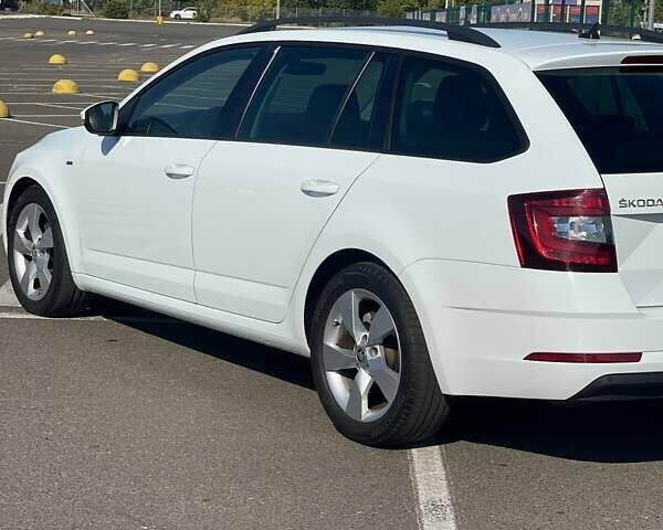Белый Шкода Октавия, объемом двигателя 2 л и пробегом 220 тыс. км за 16200 $, фото 140 на Automoto.ua