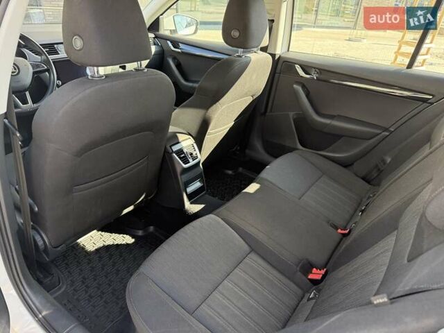 Белый Шкода Октавия, объемом двигателя 2 л и пробегом 220 тыс. км за 15999 $, фото 89 на Automoto.ua