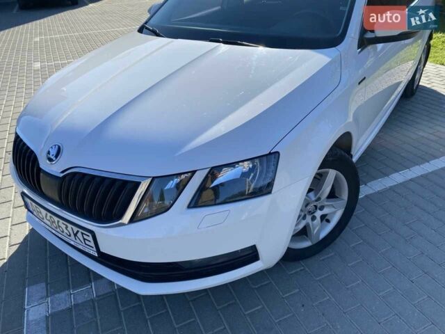 Білий Шкода Октавія, об'ємом двигуна 2 л та пробігом 221 тис. км за 15300 $, фото 1 на Automoto.ua