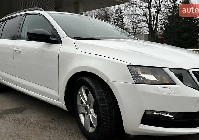 Белый Шкода Октавия, объемом двигателя 1.6 л и пробегом 198 тыс. км за 12200 $, фото 1 на Automoto.ua