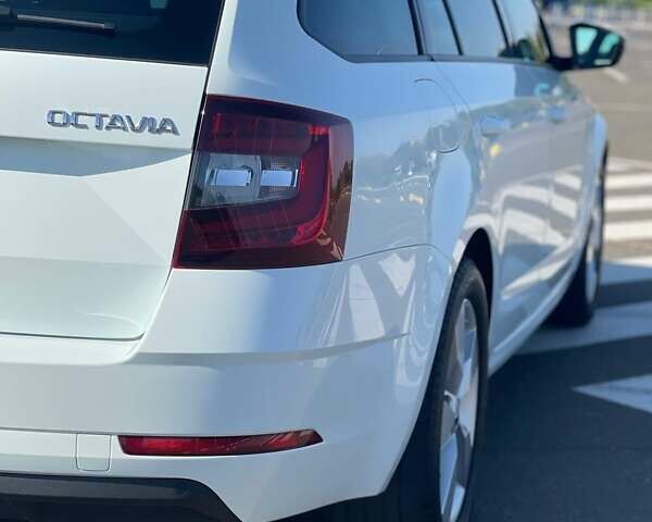Белый Шкода Октавия, объемом двигателя 2 л и пробегом 220 тыс. км за 16200 $, фото 133 на Automoto.ua