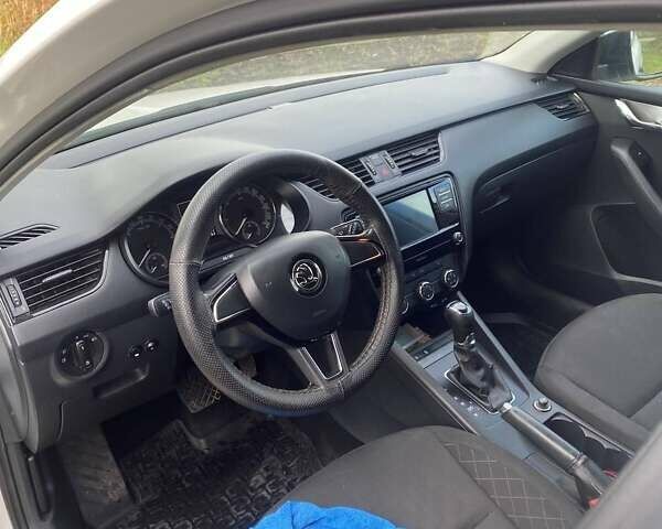 Білий Шкода Октавія, об'ємом двигуна 1.6 л та пробігом 193 тис. км за 12300 $, фото 6 на Automoto.ua