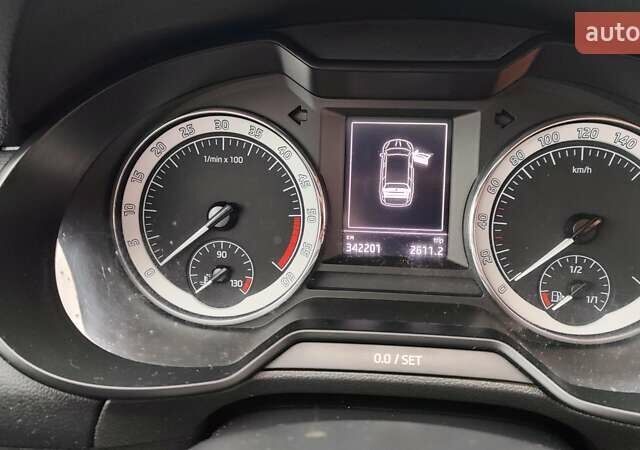 Белый Шкода Октавия, объемом двигателя 1.6 л и пробегом 342 тыс. км за 10800 $, фото 3 на Automoto.ua