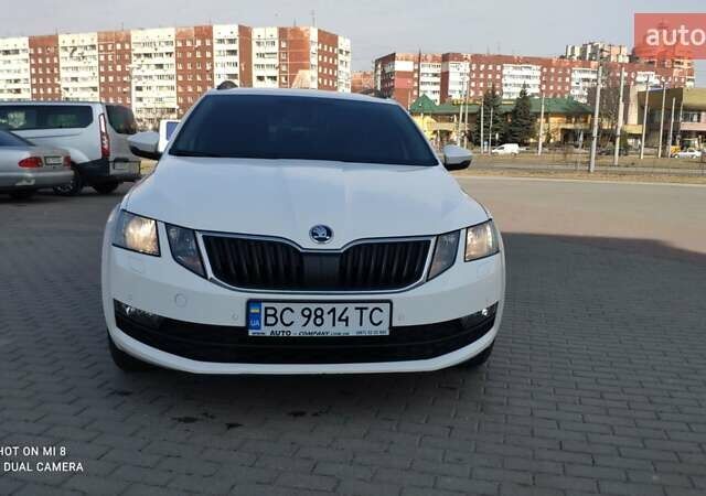 Белый Шкода Октавия, объемом двигателя 1.6 л и пробегом 219 тыс. км за 12800 $, фото 2 на Automoto.ua