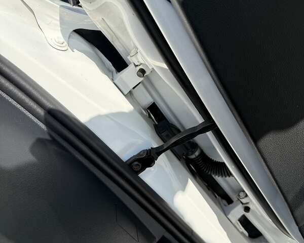 Белый Шкода Октавия, объемом двигателя 2 л и пробегом 220 тыс. км за 15999 $, фото 51 на Automoto.ua