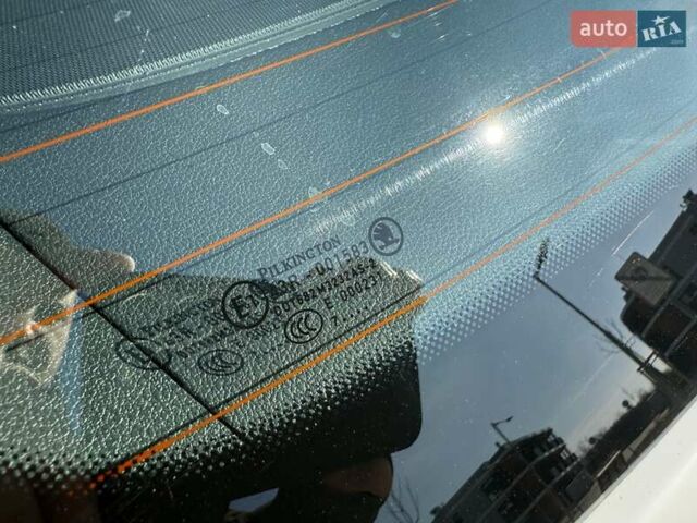 Белый Шкода Октавия, объемом двигателя 2 л и пробегом 220 тыс. км за 15999 $, фото 34 на Automoto.ua