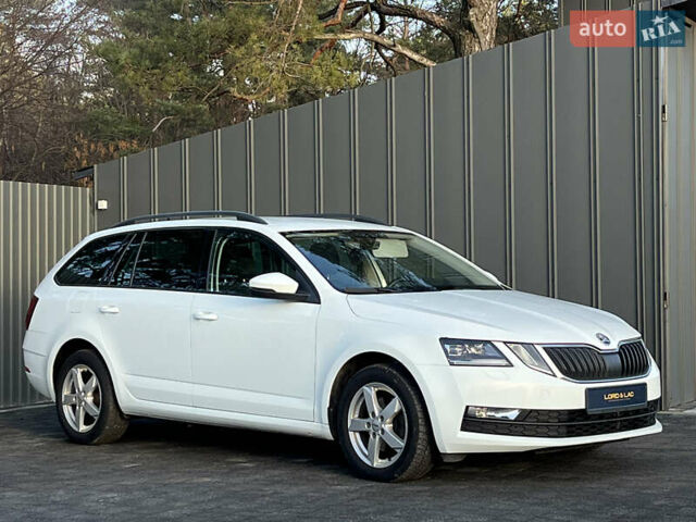 Белый Шкода Октавия, объемом двигателя 1.97 л и пробегом 250 тыс. км за 12500 $, фото 2 на Automoto.ua