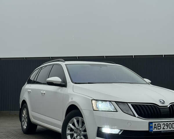 Белый Шкода Октавия, объемом двигателя 1.6 л и пробегом 280 тыс. км за 11900 $, фото 4 на Automoto.ua