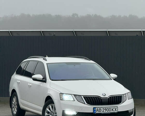 Белый Шкода Октавия, объемом двигателя 1.6 л и пробегом 280 тыс. км за 11900 $, фото 2 на Automoto.ua