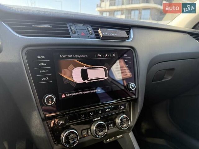 Белый Шкода Октавия, объемом двигателя 2 л и пробегом 220 тыс. км за 15999 $, фото 154 на Automoto.ua