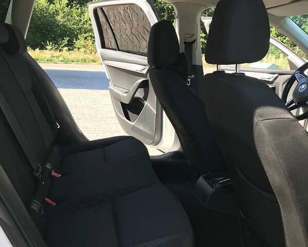 Білий Шкода Октавія, об'ємом двигуна 1.6 л та пробігом 284 тис. км за 14000 $, фото 24 на Automoto.ua