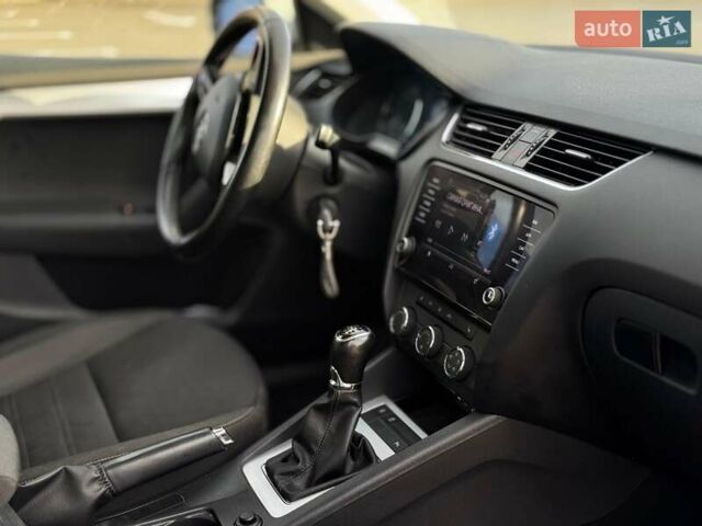 Білий Шкода Октавія, об'ємом двигуна 1.6 л та пробігом 236 тис. км за 12100 $, фото 19 на Automoto.ua