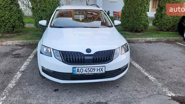 Белый Шкода Октавия, объемом двигателя 1.6 л и пробегом 220 тыс. км за 13200 $, фото 1 на Automoto.ua