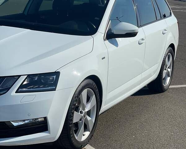 Белый Шкода Октавия, объемом двигателя 2 л и пробегом 220 тыс. км за 16200 $, фото 123 на Automoto.ua