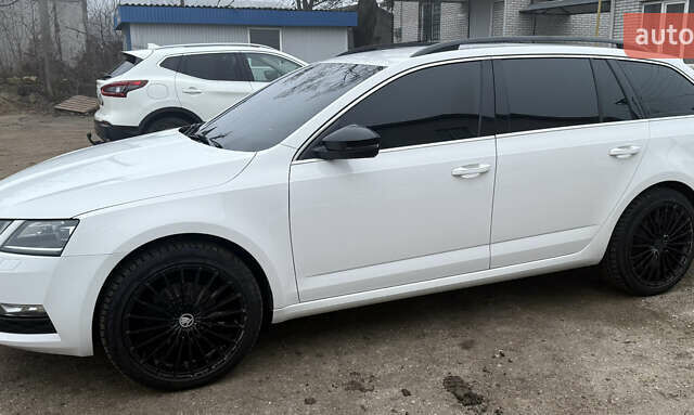 Белый Шкода Октавия, объемом двигателя 2 л и пробегом 320 тыс. км за 14500 $, фото 8 на Automoto.ua