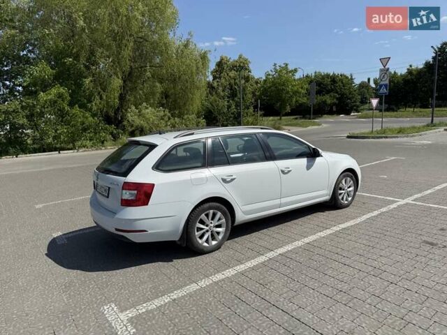 Белый Шкода Октавия, объемом двигателя 1.6 л и пробегом 260 тыс. км за 12800 $, фото 3 на Automoto.ua