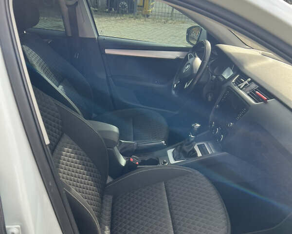 Білий Шкода Октавія, об'ємом двигуна 1.6 л та пробігом 195 тис. км за 14800 $, фото 18 на Automoto.ua