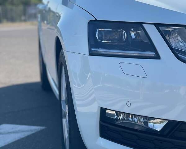 Белый Шкода Октавия, объемом двигателя 2 л и пробегом 220 тыс. км за 16200 $, фото 117 на Automoto.ua